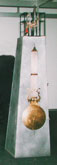 Original Uhr mit Pendel auf Stativ